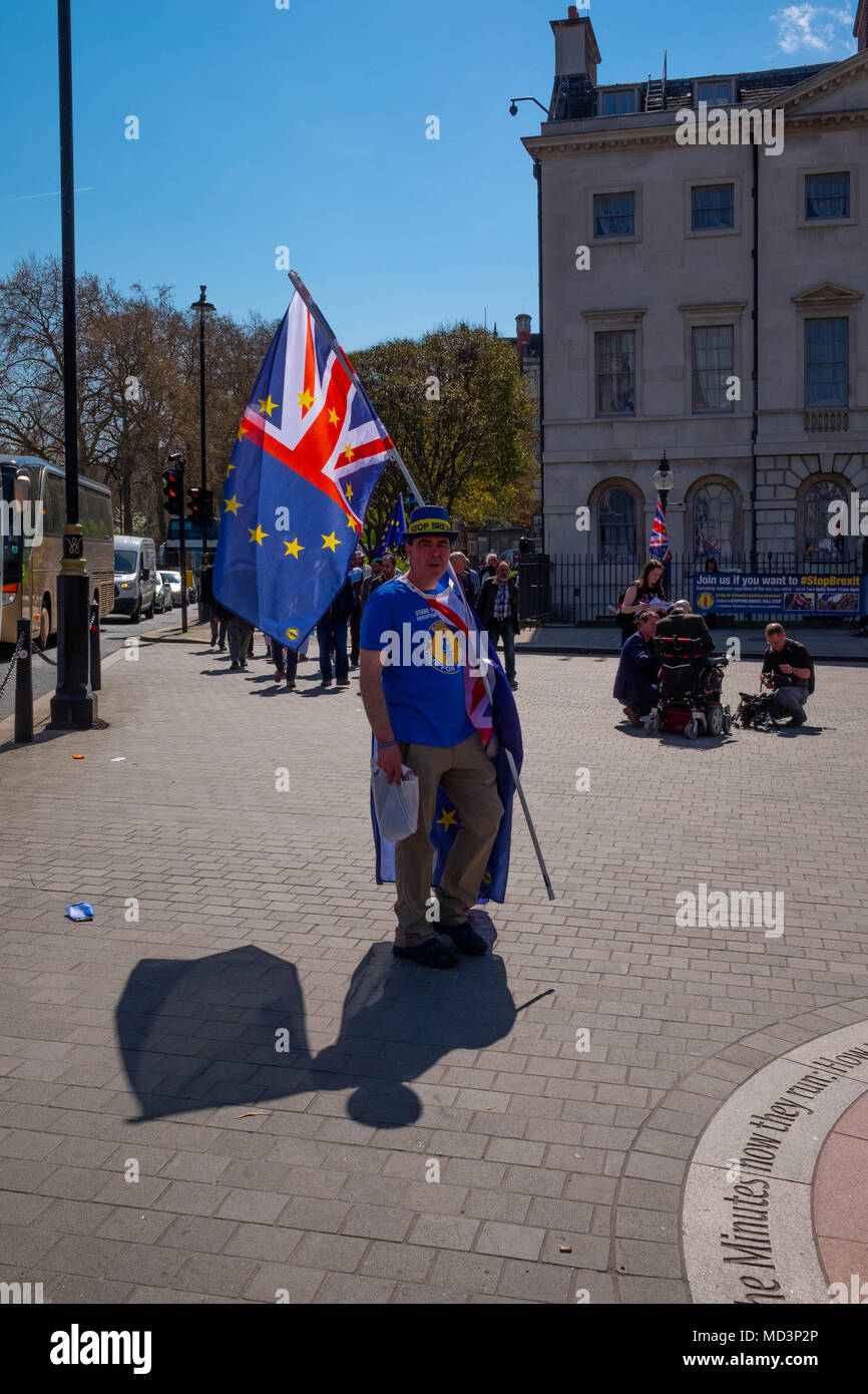Londra, Regno Unito. 18th Apr 2018. Il protestore anti-Brexit Steve Bray al di fuori delle Camere del Parlamento a Londra Credit: Tim Ring/Alamy Live News Foto Stock