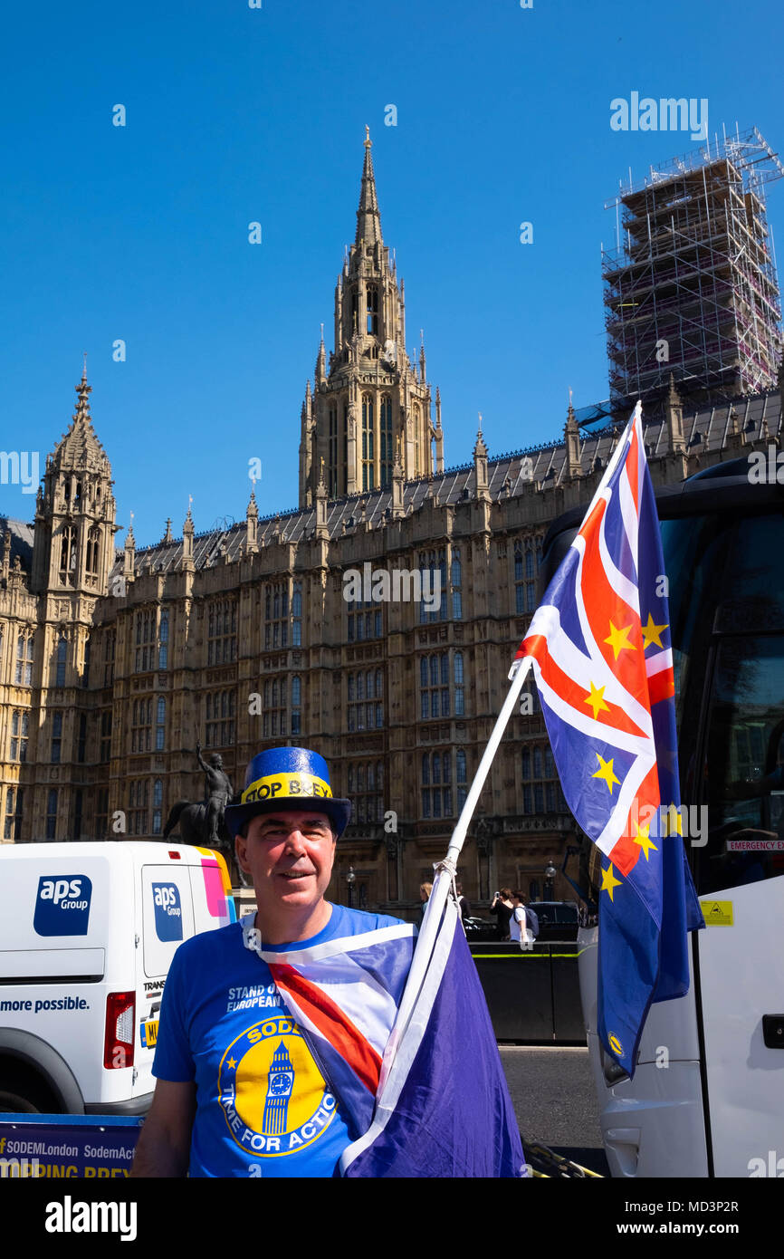 Londra, Regno Unito. 18th Apr 2018. Il protestore anti-Brexit Steve Bray al di fuori delle Camere del Parlamento a Londra Credit: Tim Ring/Alamy Live News Foto Stock