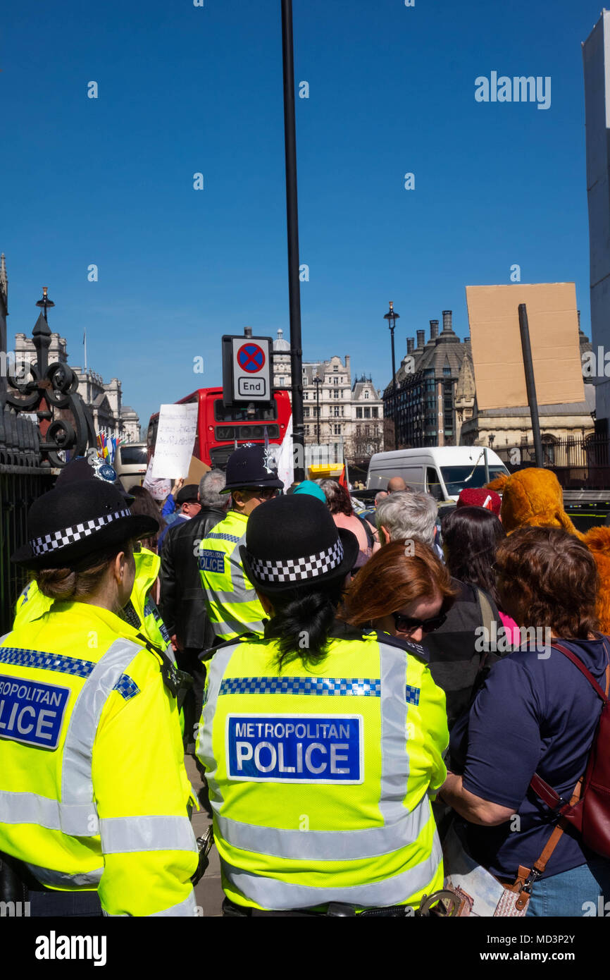 Londra, Regno Unito. Xviii Apr, 2018. Scorta di polizia un numero differente di proteste pacifiche sul loro modo per le Case del Parlamento a Londra Credito: Tim anello/Alamy Live News Foto Stock