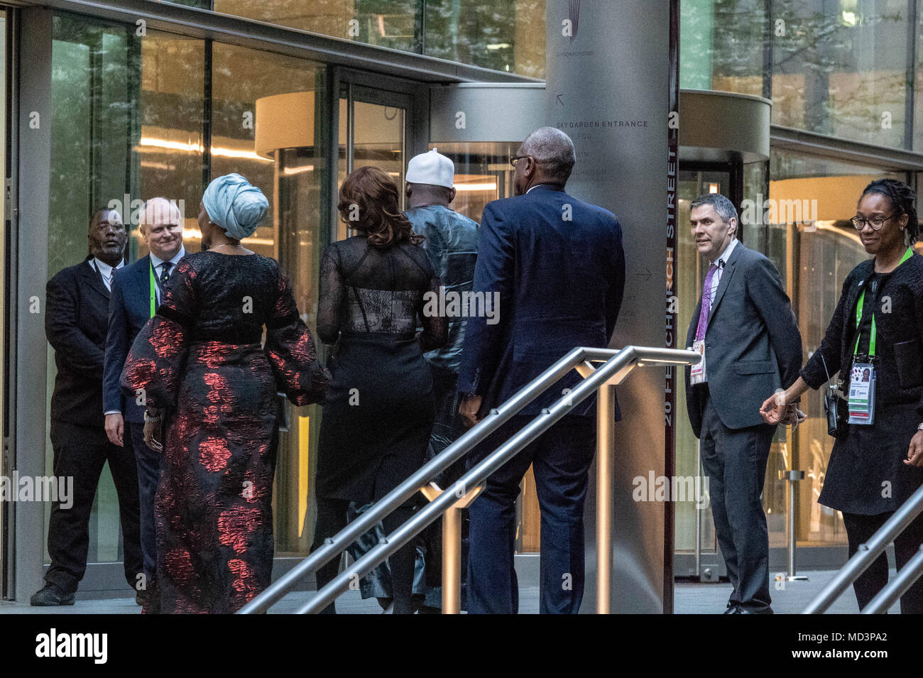 Londra, Regno Unito. 18 aprile 2018, nel mezzo di strette misure di sicurezza Commonwealth Capi di Stato arrivare in autobus a un pranzo e un ricevimento offerto dal primo ministro Theresa Maggio presso il walkie talkie edificio (20 Fenchurch Street) nella città di Londra Credito: Ian Davidson/Alamy Live News Foto Stock