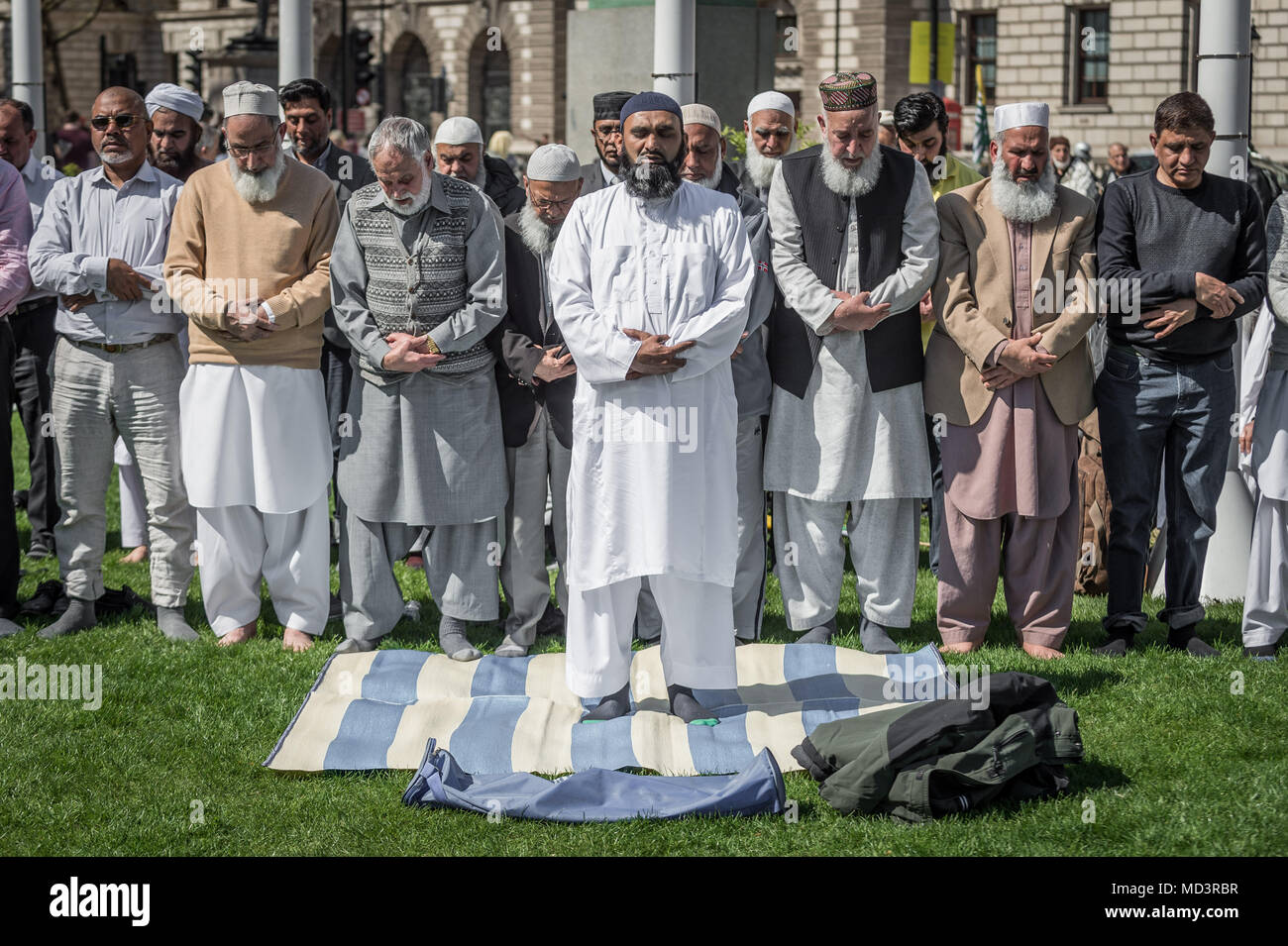 Londra, Regno Unito. 18 Aprile, 2018. I musulmani del Kashmir prendere mezzogiorno-preghiera in Piazza del Parlamento durante una pausa dalla protesta contro Narendra modi, la corrente che serve il Primo Ministro dell'India, chi è in visita a Londra come parte dei capi di governo del Commonwealth vertice. Credito: Guy Corbishley/Alamy Live News Foto Stock