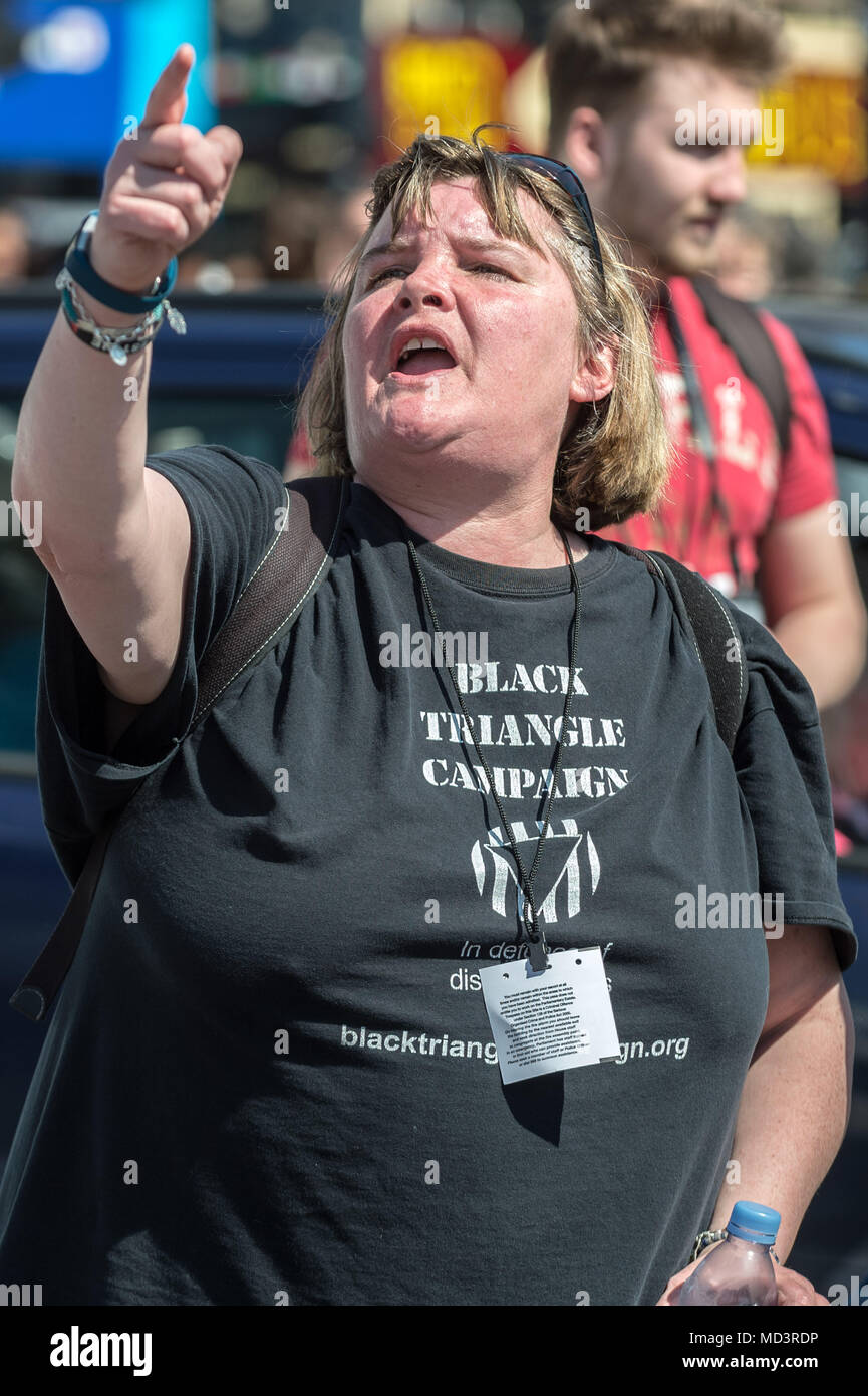 Londra, Regno Unito. 18 Aprile, 2018. Gli attivisti da DPAC (Disabili contro i tagli), MHRN (Salute Mentale rete di resistenza) e Triangolo nero bloccano la strada vicino a Westminster's agli edifici del Parlamento sulla loro giornata nazionale di azione in segno di protesta per chiedere al governo di rottami di credito universale. Credito: Guy Corbishley/Alamy Live News Foto Stock