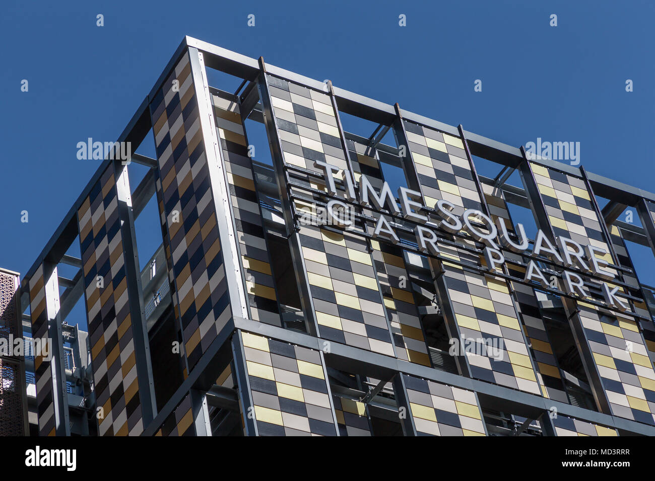 Warrington, Regno Unito. Xviii Apr, 2018. Warrington Town Time Square parcheggio multipiano potrebbe essere denominato edificio del decennio dopo essere stato preselezionato per la BBC a nord-ovest di questa sera "People's Choice edificio del decennio Award'. La votazione finale si aprirà venerdì 27 aprile e si concluderanno venerdì 3 maggio 2018. Nome di Warrington Town Time Square parcheggio auto sopra la porta di ingresso in una giornata di sole, 18 aprile 2018 Credit: John Hopkins/Alamy Live News Foto Stock