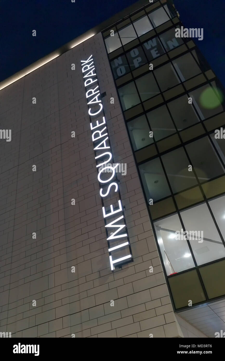 Warrington, Regno Unito. Xviii Apr, 2018. Warrington Town Time Square parcheggio multipiano potrebbe essere denominato edificio del decennio dopo essere stato preselezionato per la BBC a nord-ovest di questa sera "People's Choice edificio del decennio Award'. La votazione finale si aprirà venerdì 27 aprile e si concluderanno venerdì 3 maggio 2018. Nome di Warrington Town Time Square parcheggio sopra la zona pedonale di uscita/ingresso presa agli inizi di notte, 18 aprile 2018 Credit: John Hopkins/Alamy Live News Foto Stock