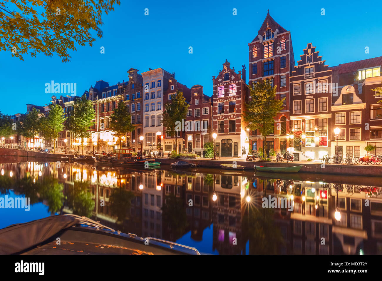 Notte Vista sulla città di Amsterdam canal Herengracht Foto Stock