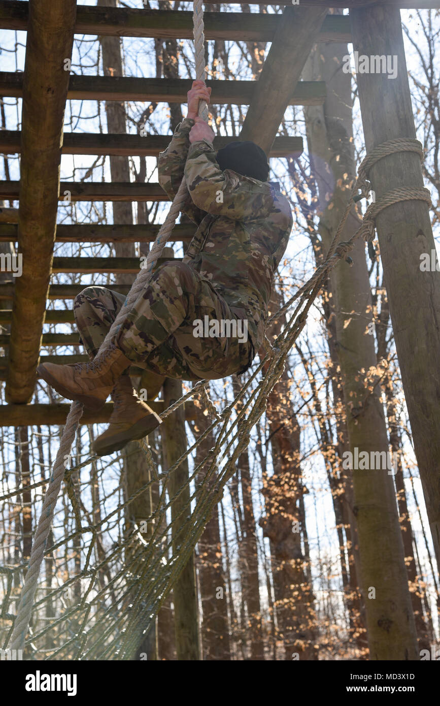 Pfc. Giuseppe Breining, 115MP Bn., si arrampica verso il basso una fune durante la corsa a ostacoli parte del Maryland la guardia nazionale del guerriero migliore concorrenza sul marzo 16, 2018 a polvere da sparo militare prenotazione, Glen braccio, Maryland. I membri del servizio dal Maryland Esercito e Air National Guard, come pure lo stato nazioni partner della Bosnia Erzegovina e in Estonia, si contendono il 2018 miglior guerriero titolo del durante il Maryland la guardia nazionale del guerriero migliore concorrenza. I concorrenti di resistere a una varietà di compiti di guerriero di provare che sono il meglio del meglio. Il concorso è un multi-giorno maratona di mento Foto Stock