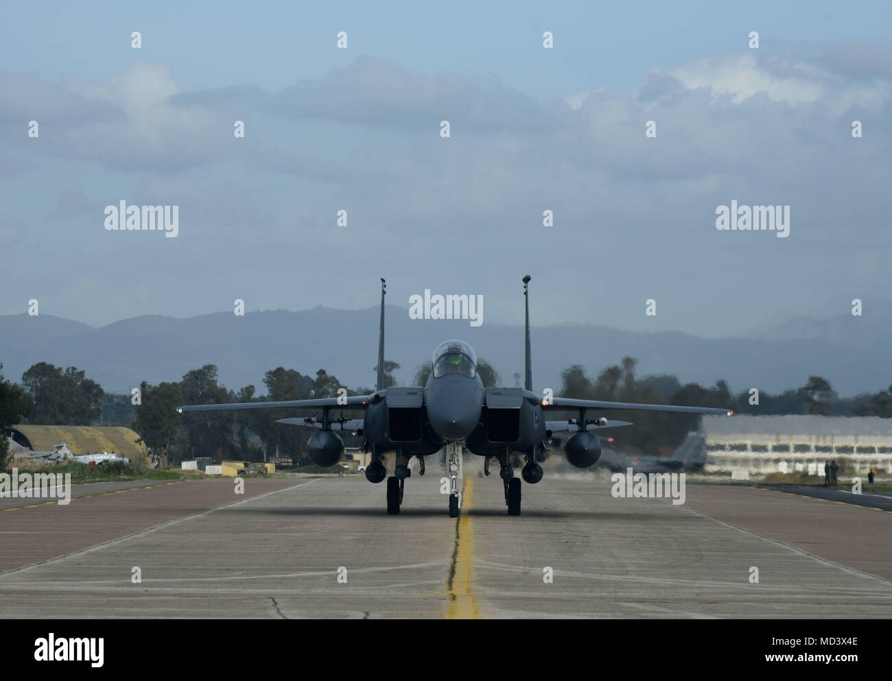 Un F-15E Strike Eagle, assegnato all'492nd Fighter Squadron della Royal Air Force Lakenheath, Inghilterra, taxi fuori dalla pista di Andravida Air Base, Grecia, 7 marzo. F-15s partecipano INIOHOS 18, un Hellenic Air Force-led esercizio di volo che si avvale di un unico concetto di base, il che significa che i sette nazioni volerà operazioni al di fuori della stessa posizione. (U.S. Air Force foto/Airman 1. Classe Eli Chevalier) Foto Stock