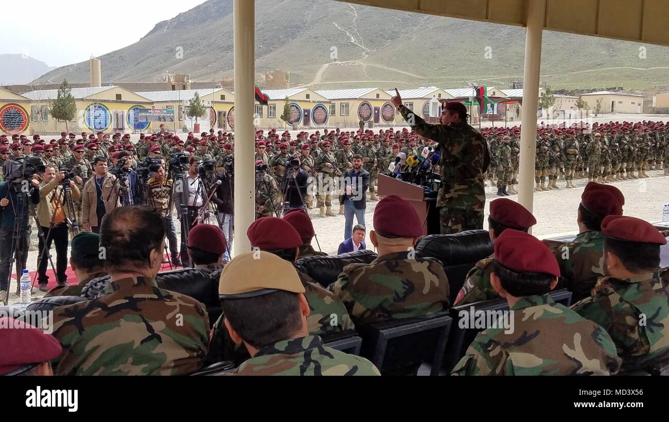 828 esercito nazionale afghano soldati ha conquistato il titolo di commando sulla graduazione dal ventiduesimo Commando Corso di qualificazione all'ANA il Comando Operazioni Speciali scuola di eccellenza a Camp Commando, vicino a Kabul, Afghanistan, Marzo 18, 2018. I commandos sono i blocchi di costruzione per Afghan speciali forze di sicurezza la crescita che ha avuto inizio nel mese di agosto 2017. (NSOCC-una foto di Robert Ditchey) Foto Stock