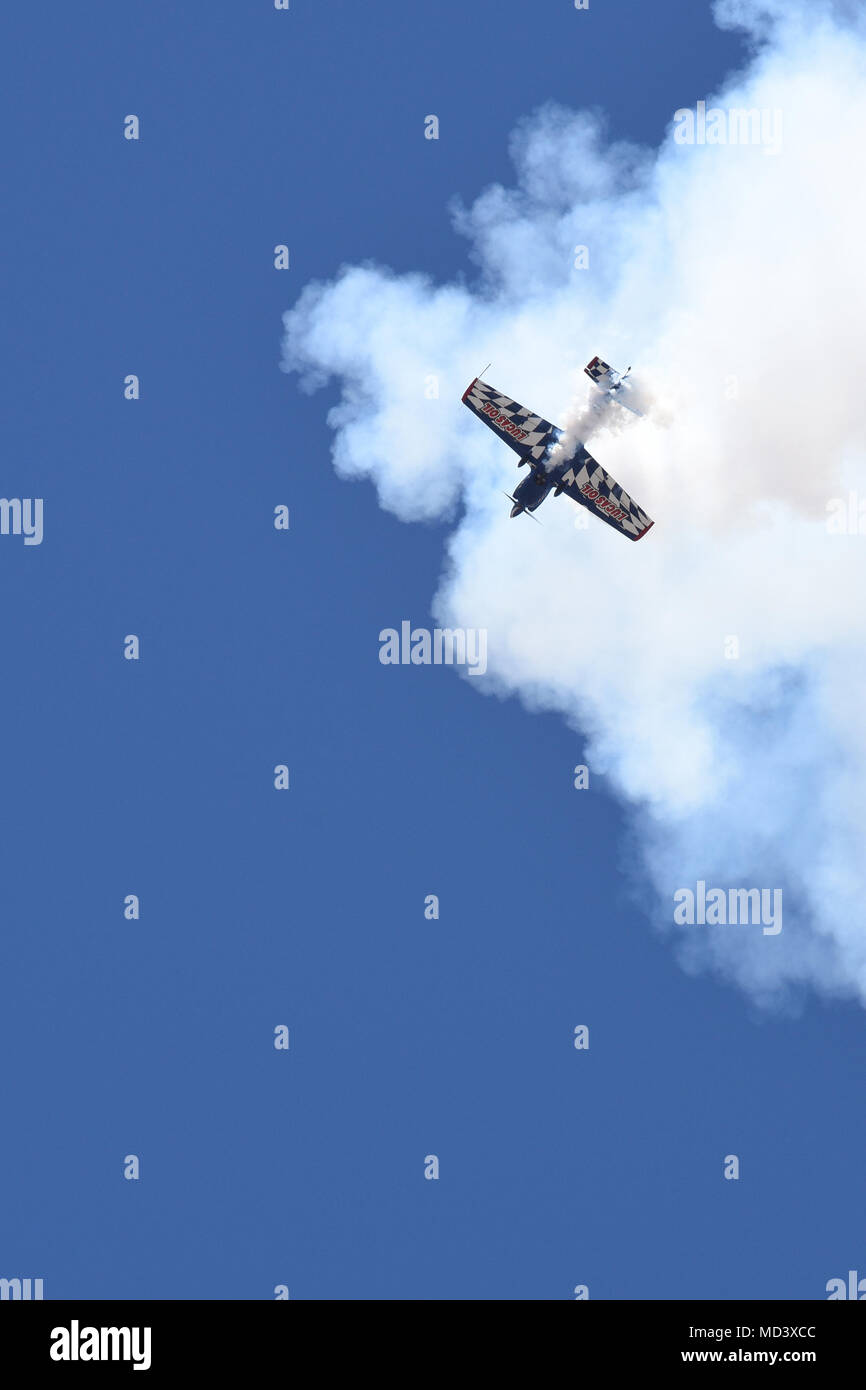 Bob Freeman piloti il suo EXTRA 330SC attraverso i cieli di Luca giorni, dimostrando la sua capacità di acrobazia, Luke Air Force Base, Ariz., Marzo 17, 2018. Luca giorni dimostra la Air Force continui progressi nella costruzione del futuro di airpower con militari e civili di aria agisce inclusi gli Stati Uniti. Navy Blue Angels, F-35 e F-22 visualizza statico, scienza, tecnologia, ingegneria, matematica e mostre e le operazioni militari per le dimostrazioni. (U.S. Air Force foto/SSgt Chris Moore) Foto Stock