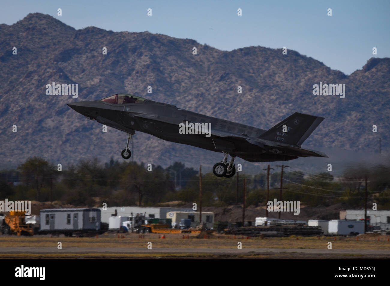 Un F-35 Lightning II terre alla conclusione del patrimonio durante il volo Luca giorni a Luke Air Force Base, Ariz., Marzo 18, 2018. La F-35 Lightning II è stata unita sul volo del patrimonio dal P Mustang, A-10 Thunderbolt e F-22 Raptor. Luca giorni dimostra le potenzialità delle moderne militari e civili di airpower attraverso la visualizzazione di più di 30 vivono in aria e a terra dimostrazioni e mostre statica. (U.S. Air Force photo by Staff Sgt. Tyler J. Bolken) Foto Stock