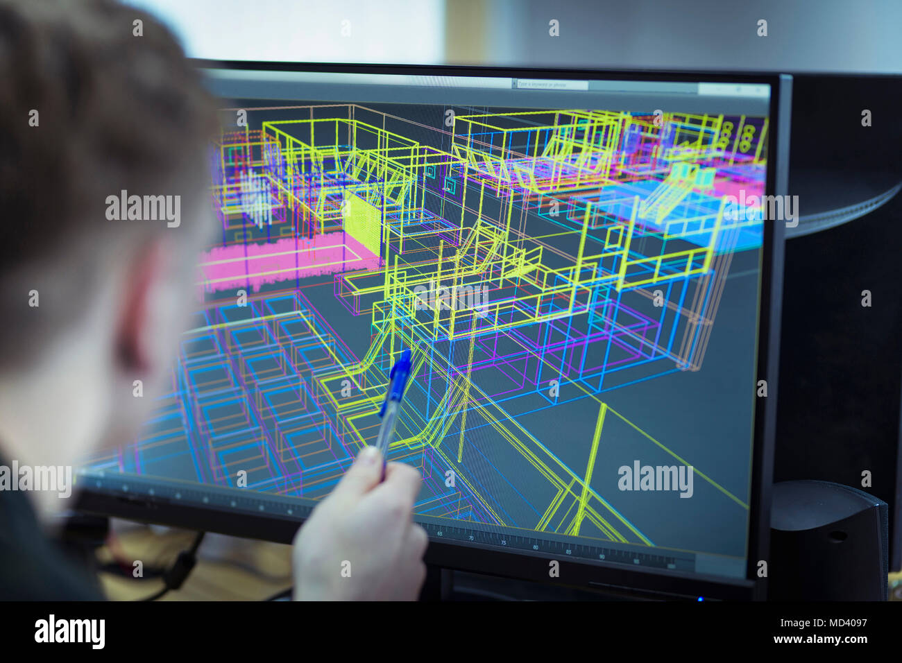Lavoratore guardando CAD wireframe design industriale sullo schermo Foto Stock