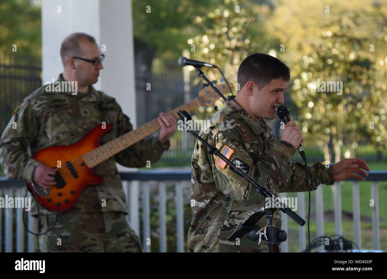 Stati Uniti Esercito sergenti Brandon Tingstrom (destra) e Giuseppe Barrett, U.S. Esercito xli Army Band i membri e gli ambasciatori musicali, Mississippi Air National Guard, Jackson, Mississippi, eseguire presso il Biloxi Lighthouse Park Pavillion Marzo 13, 2018 in Biloxi Mississippi. La band è stata fornendo supporto musicale e di intrattenimento per oltre cinquant'anni. Essi hanno inoltre effettuato presso il White House Hotel, in Biloxi Mississippi, e a Vandenberg Commons il Keesler Air Force Base, Mississippi. (U.S. Air Force foto di Kemberly Groue) Foto Stock