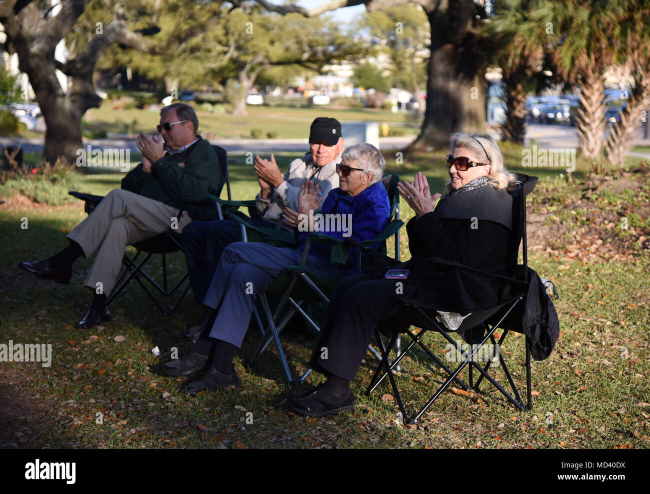 Il pubblico a dare un giro di applausi per gli Stati Uniti Esercito 41a banda armata del rendimento al Biloxi Lighthouse Park Pavillion Marzo 13, 2018 in Biloxi Mississippi. La band è stata fornendo supporto musicale e di intrattenimento per oltre cinquant'anni. Essi hanno inoltre effettuato presso il White House Hotel, in Biloxi Mississippi, e a Vandenberg Commons il Keesler Air Force Base, Mississippi. (U.S. Air Force foto di Kemberly Groue) Foto Stock