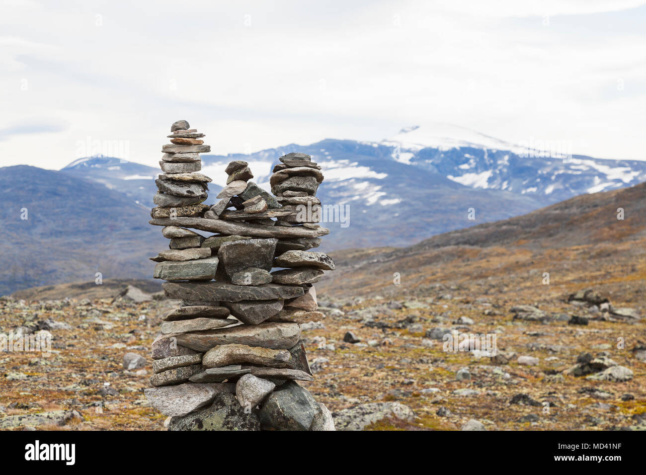 Il tumulo di pietra nel paesaggio di montagna, parco nazionale di Jotunheimen, Lom, Oppland, Norvegia Foto Stock