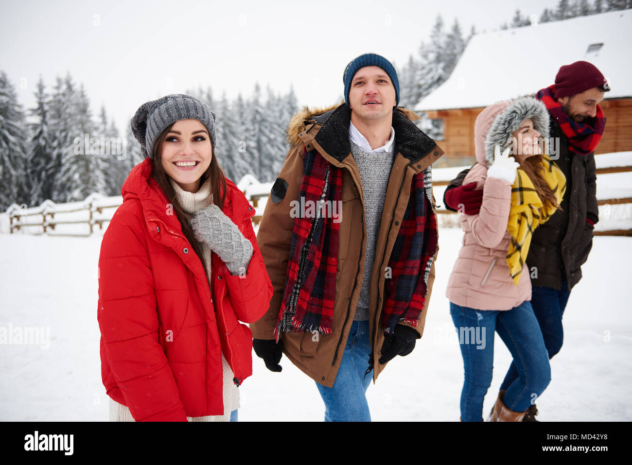 Amici a piedi nella neve Foto Stock