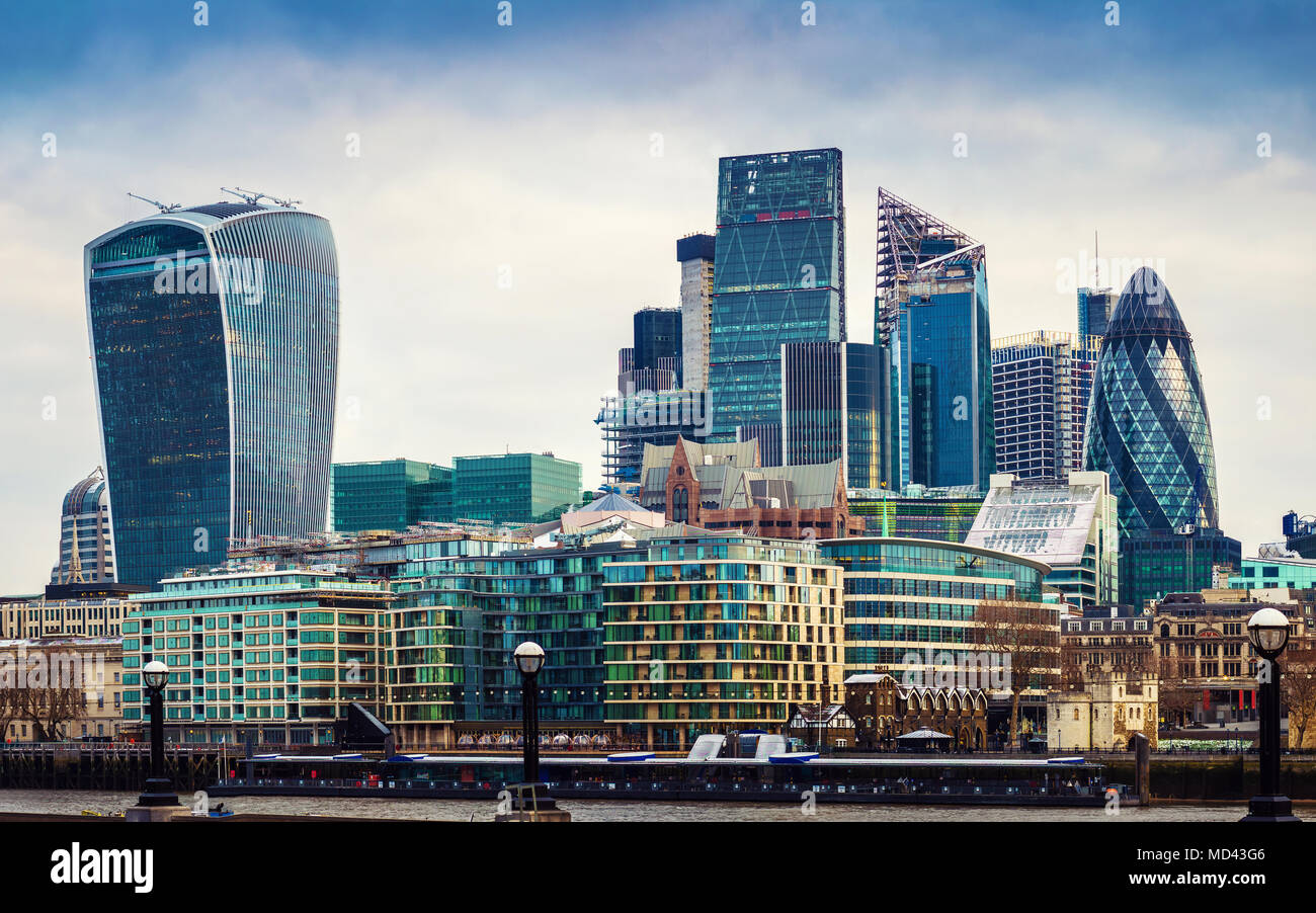 Londra, Inghilterra - Vista Panoramica di Bank di Londra leader distretto finanziario con il cielo blu e nuvole Foto Stock