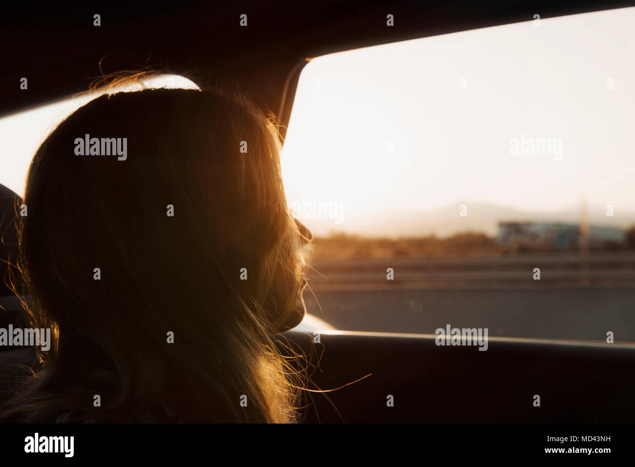 La donna in auto, guardando fuori della finestra, close-up Foto Stock