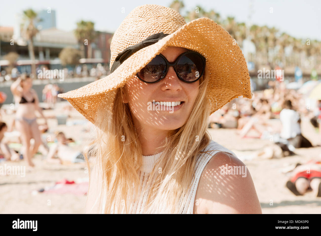 Ritratto di donna sulla spiaggia, a Barcellona, in Catalogna, Spagna Foto Stock