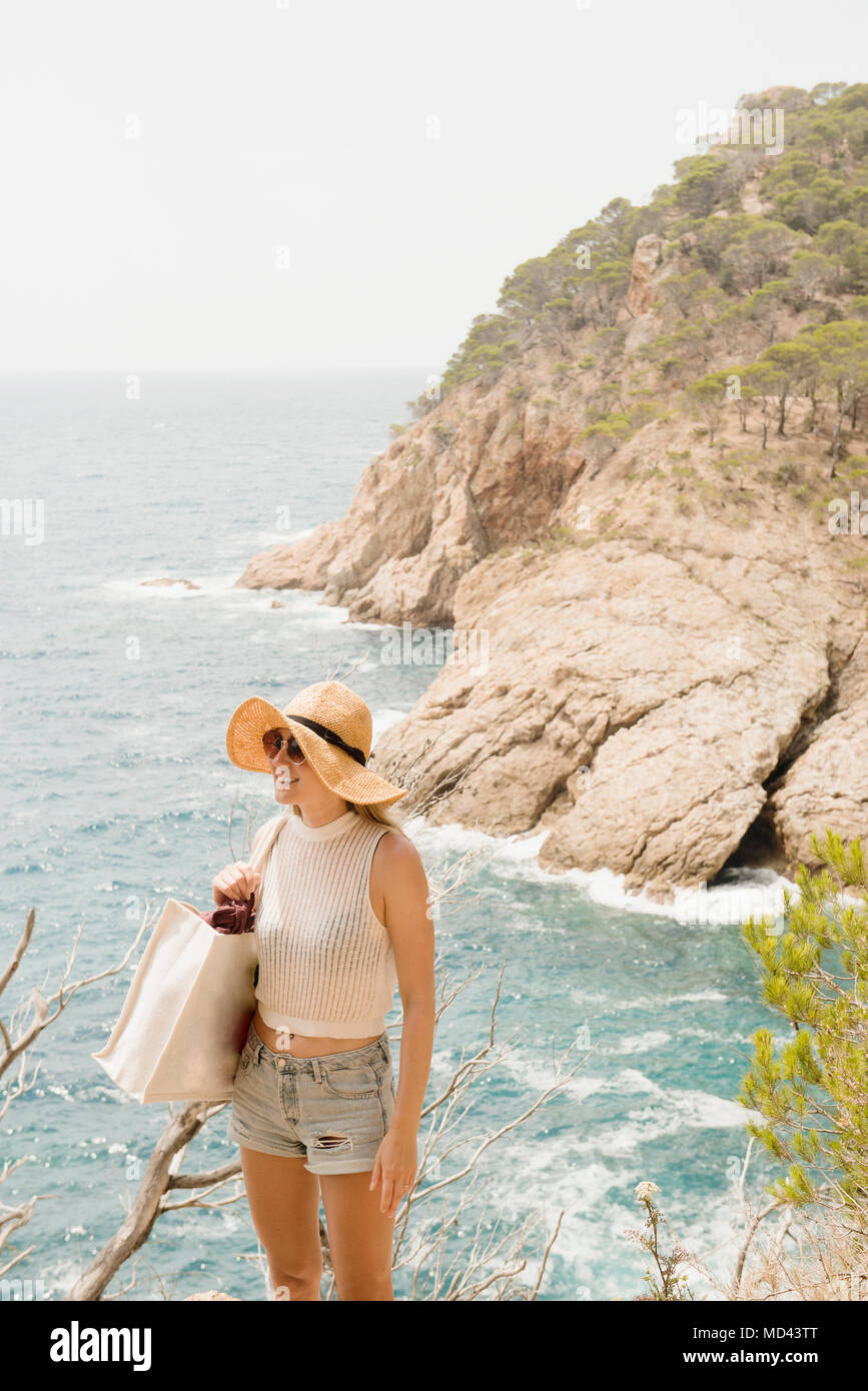 Donna lungo il litorale, guardando a vista, Tossa de Mar, Catalogna, Spagna Foto Stock