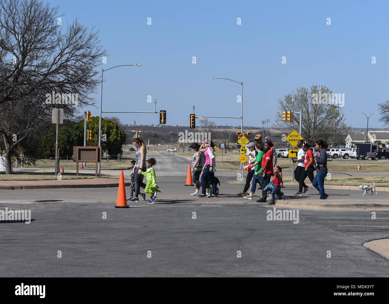 Gli escursionisti a piedi durante il gruppo medico si sposta evento tenutosi a Sheppard Air Force Base in Texas, 19 marzo 2018. L'ottantaduesima MDG detenuti gli OMD si sposta evento intorno alla clinica lavorano a. Il percorso consisteva di due giri intorno alla clinica con gli allenamenti in tra. (U.S. Air Force foto di Airman 1. Classe Pedro Tenorio) Foto Stock