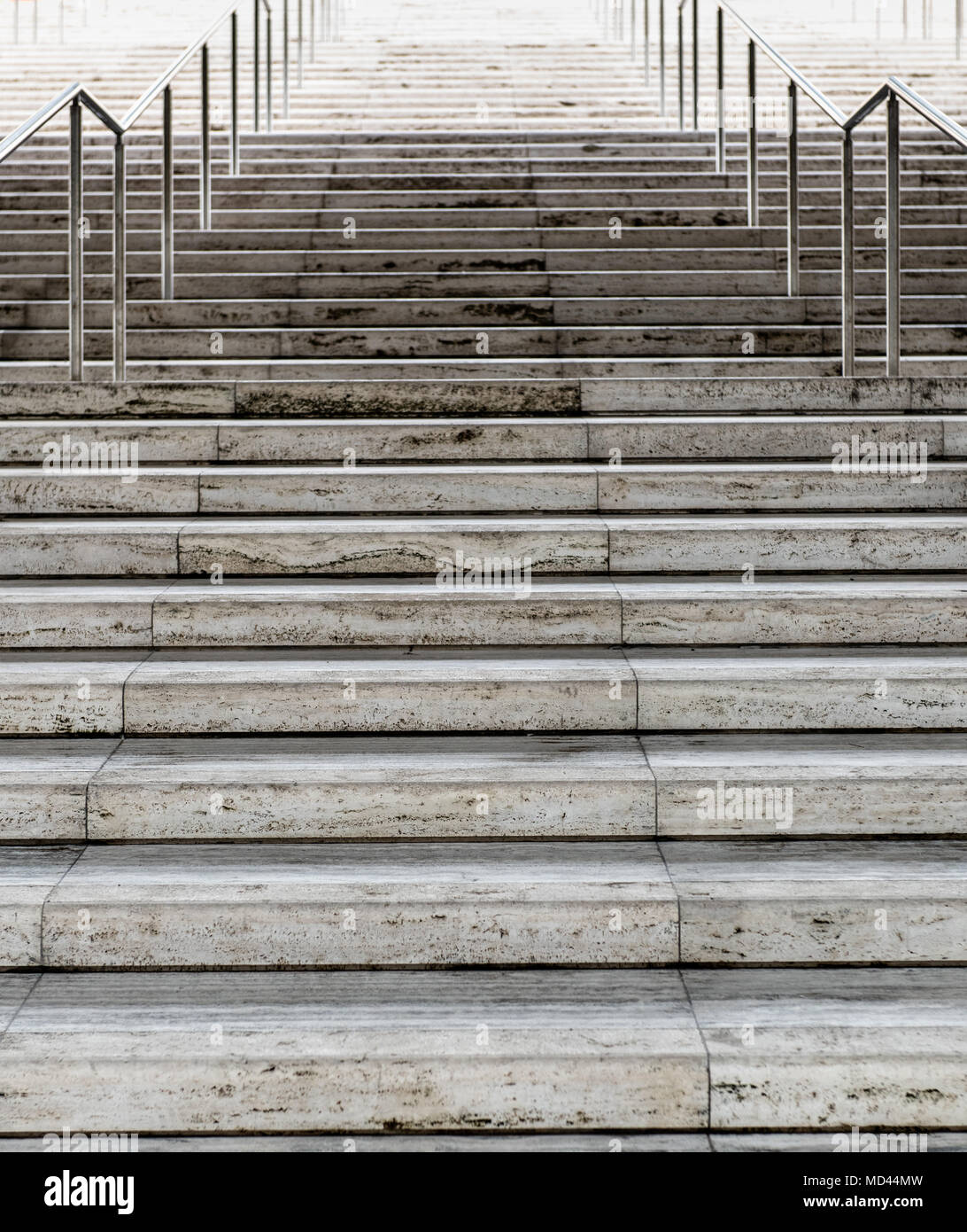 Marmo bianco scala salita nessun popolo hard lunga la strada al concetto di successo Foto Stock