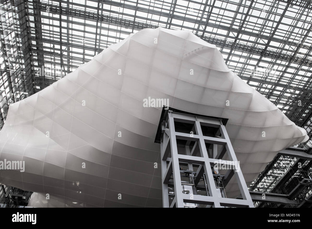 Parte del cloud architettura moderna edificio denominato "nuvola", città nuova centro congressi a basso angolo di visione Foto Stock