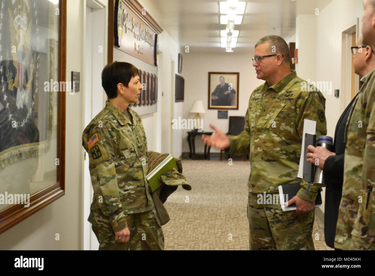 Esercito il Mag. Gen. Barbara Holcomb, U.S. Army Medical Research e Materiel Command comandante generale, sinistra, parla con il Brig. Gen. Mark Simerly, DLA supporto alle truppe commander, diritto, a DLA supporto alle truppe, Marzo 16, 2018 a Philadelphia. Holcomb e Rogers visitato DLA supporto alle truppe per imparare circa la sua missione e il sostegno dell'esercito preparazione medica. Foto Stock