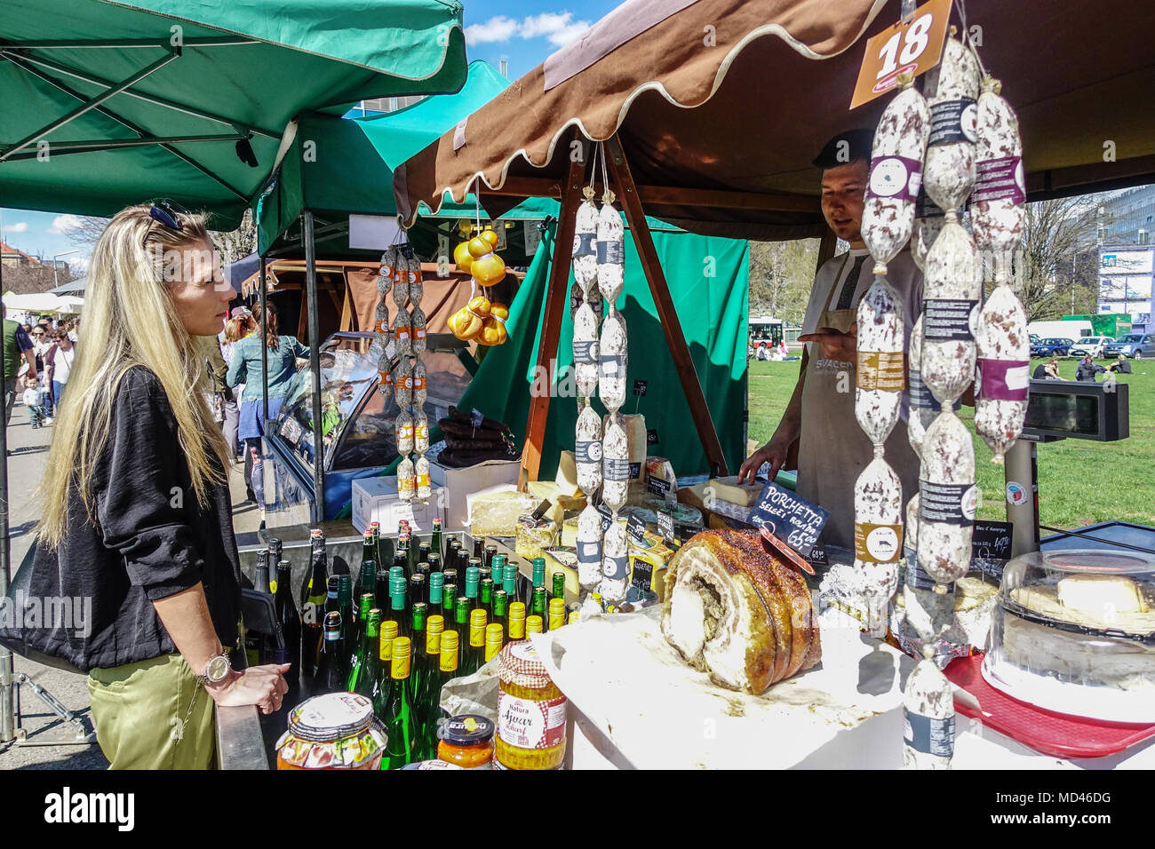 Mercato agricolo di Praga a Kulatak, Dejvice Praga, mercato settimanale della Repubblica Ceca Foto Stock