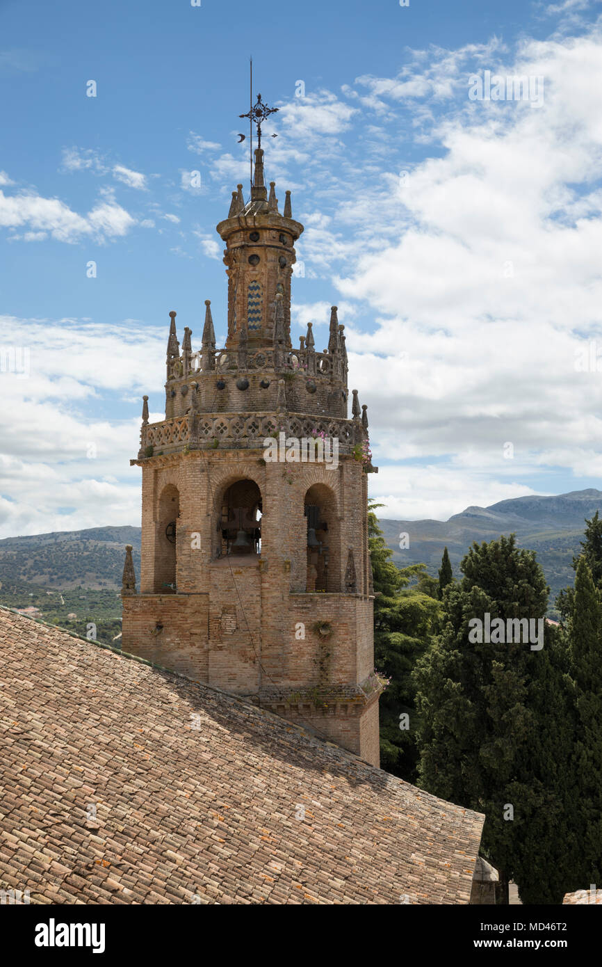 Vista dal tetto dell'Iglesia de Santa Maria la Mayor chiesa sopra la città vecchia per le montagne della Sierra de Grazalema, Ronda, Andalusia, Spagna Foto Stock