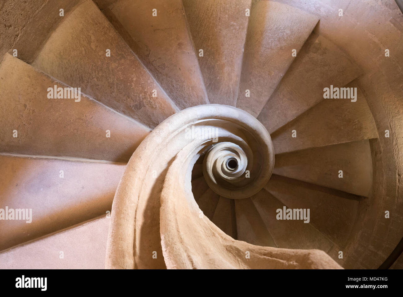 Guardando verso il basso sulla scalinata di marmo a spirale dentro la Iglesia de Santa Maria la Mayor chiesa, Ronda, Andalusia, Spagna, Europa Foto Stock