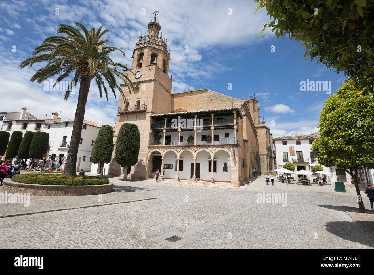 La Iglesia de Santa Maria la Mayor nella Plaza Duquesa de Parcent Town Hall Square, Ronda, Andalusia, Spagna, Europa Foto Stock