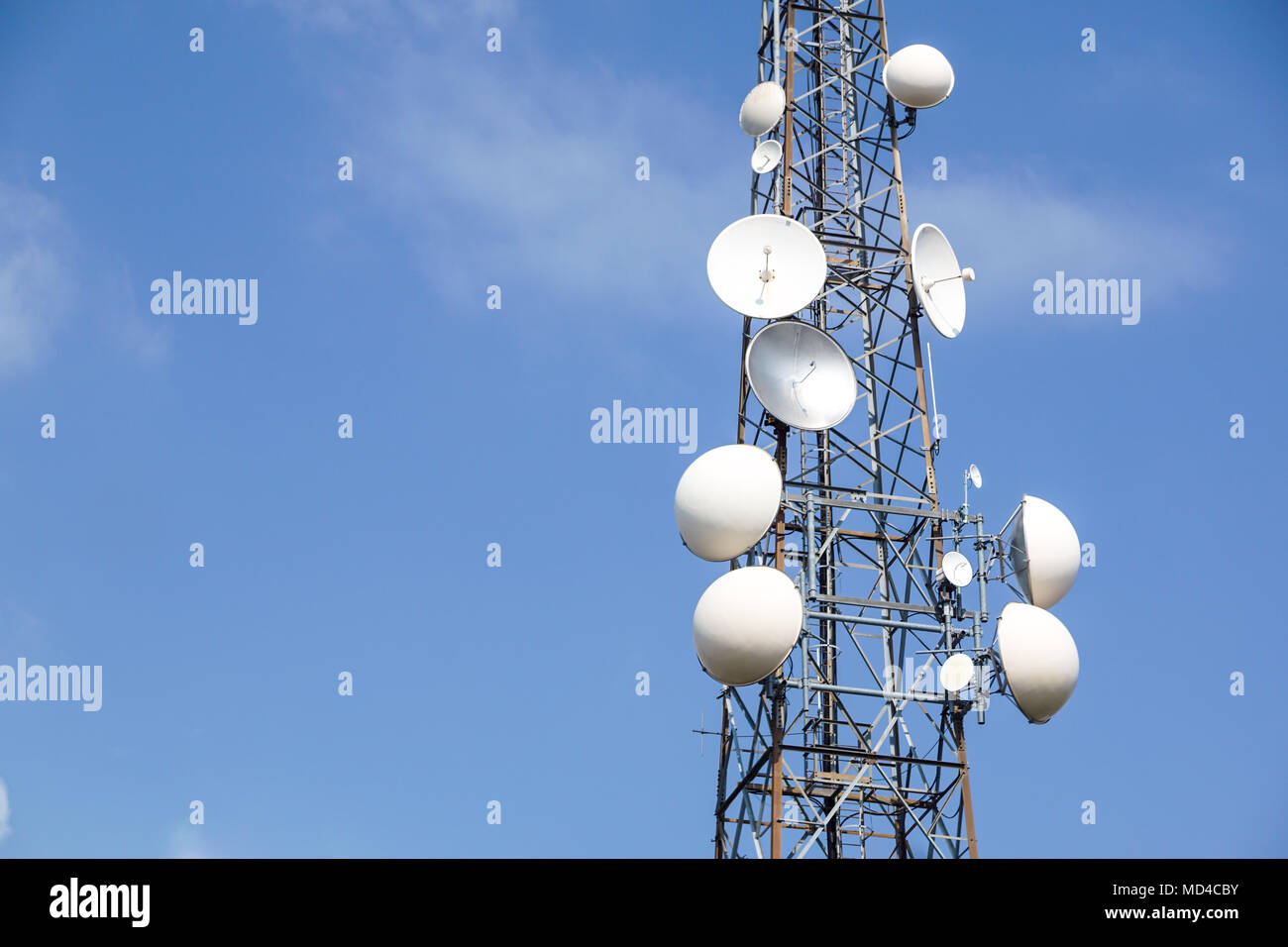 Comunicazione telefonica mobile torre di antenna con parabola satellitare sul cielo azzurro sfondo, torre di telecomunicazioni Foto Stock