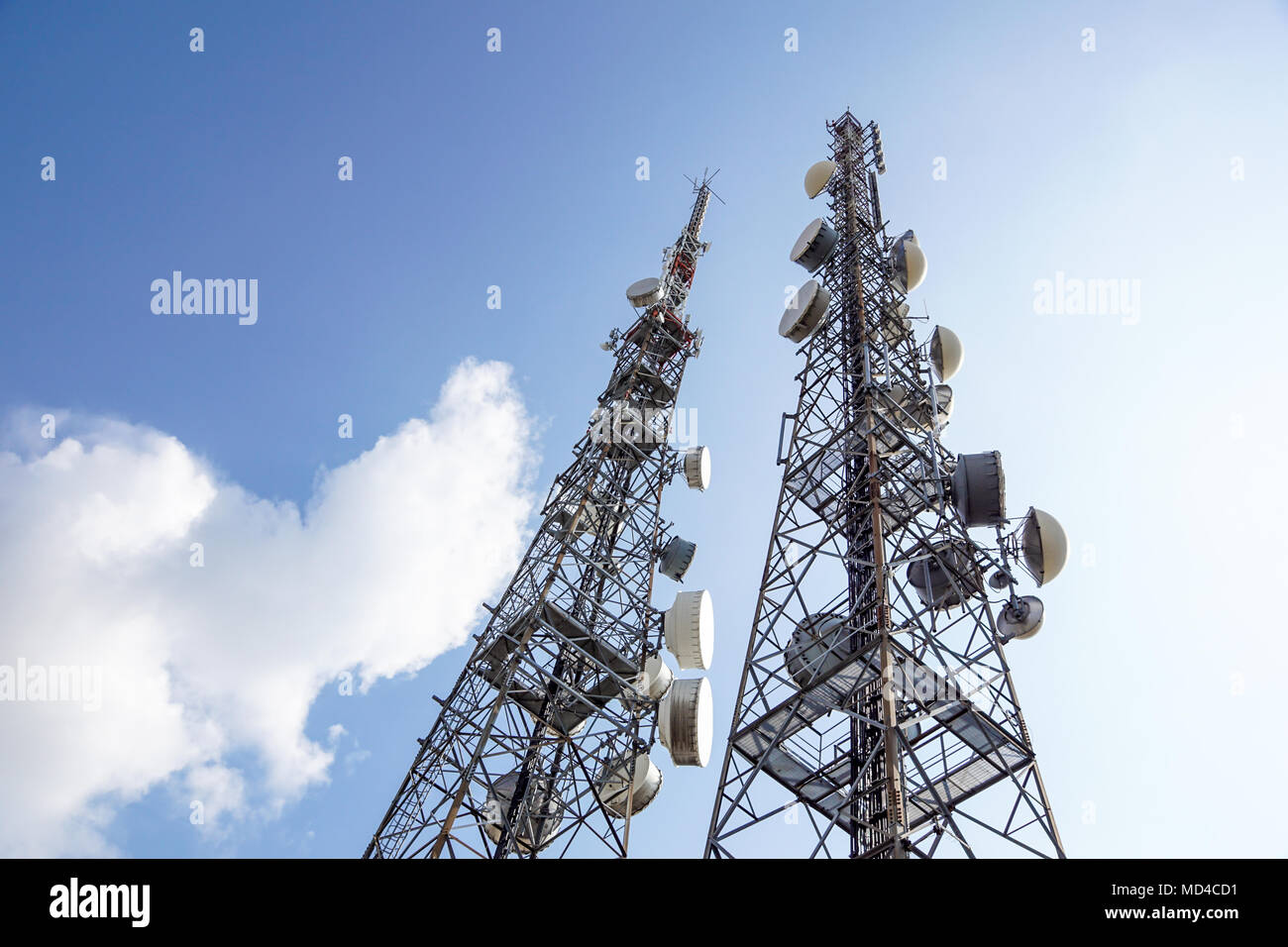 Montante di telecomunicazione antenne TV della tecnologia wireless con cielo blu al mattino Foto Stock