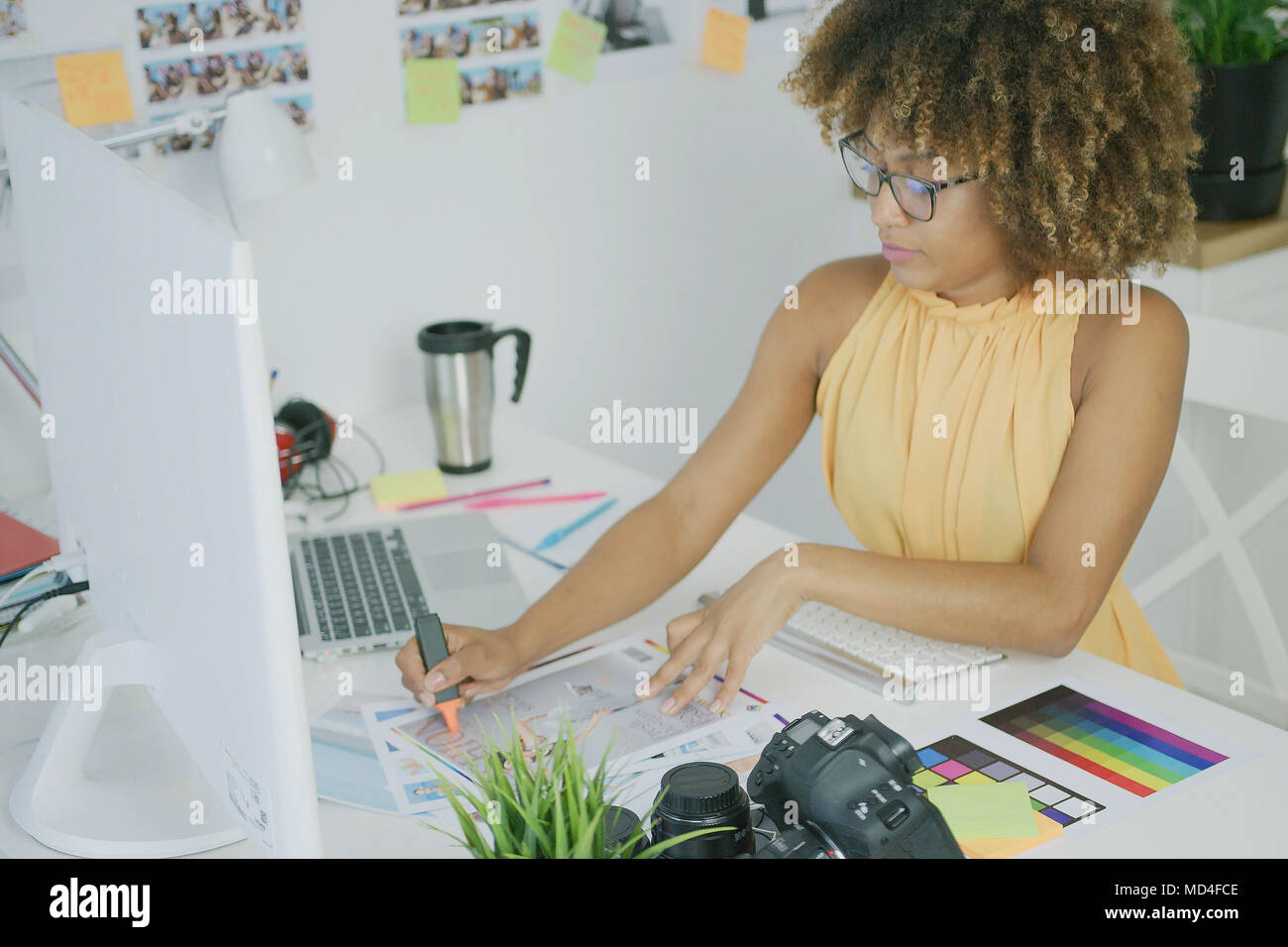 Fiducioso della donna a lavorare con le foto Foto Stock