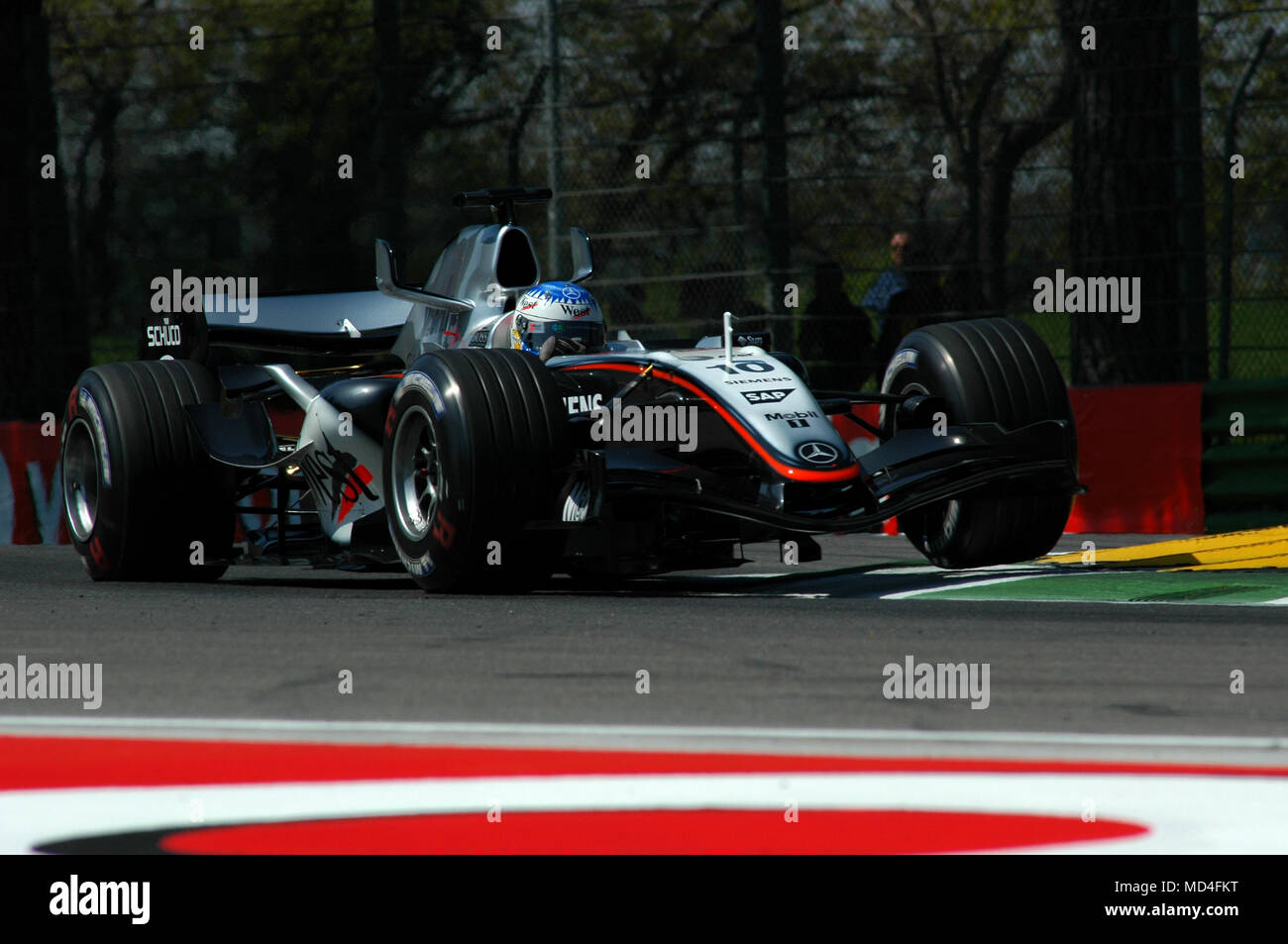 22 aprile 2005, il Gran Premio di San Marino di Formula Uno. Pedro De La Rosa e guidare la McLaren F1 durante la sessione di Qualyfing sul circuito di Imola in Italia. Foto Stock