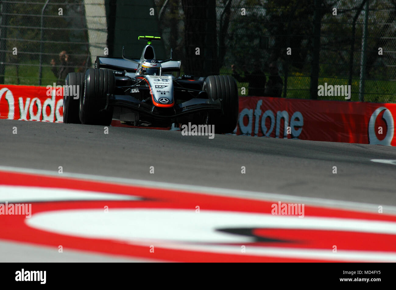 22 aprile 2005, il Gran Premio di San Marino di Formula Uno. Pedro De La Rosa e guidare la McLaren F1 durante la sessione di Qualyfing sul circuito di Imola in Italia. Foto Stock