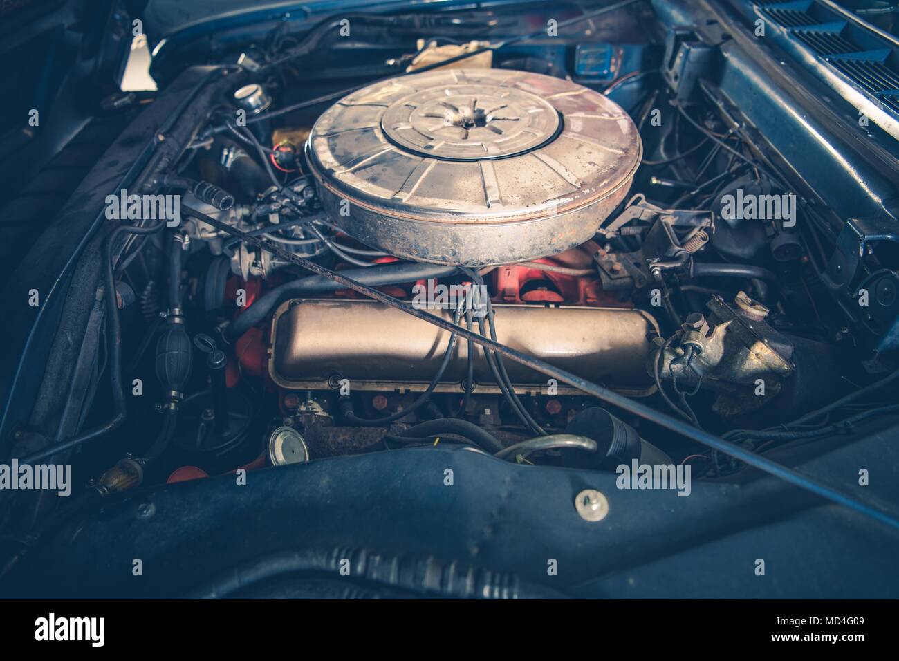 American Classic Car motore a benzina Closeup. Vecchia auto restauro. Foto Stock