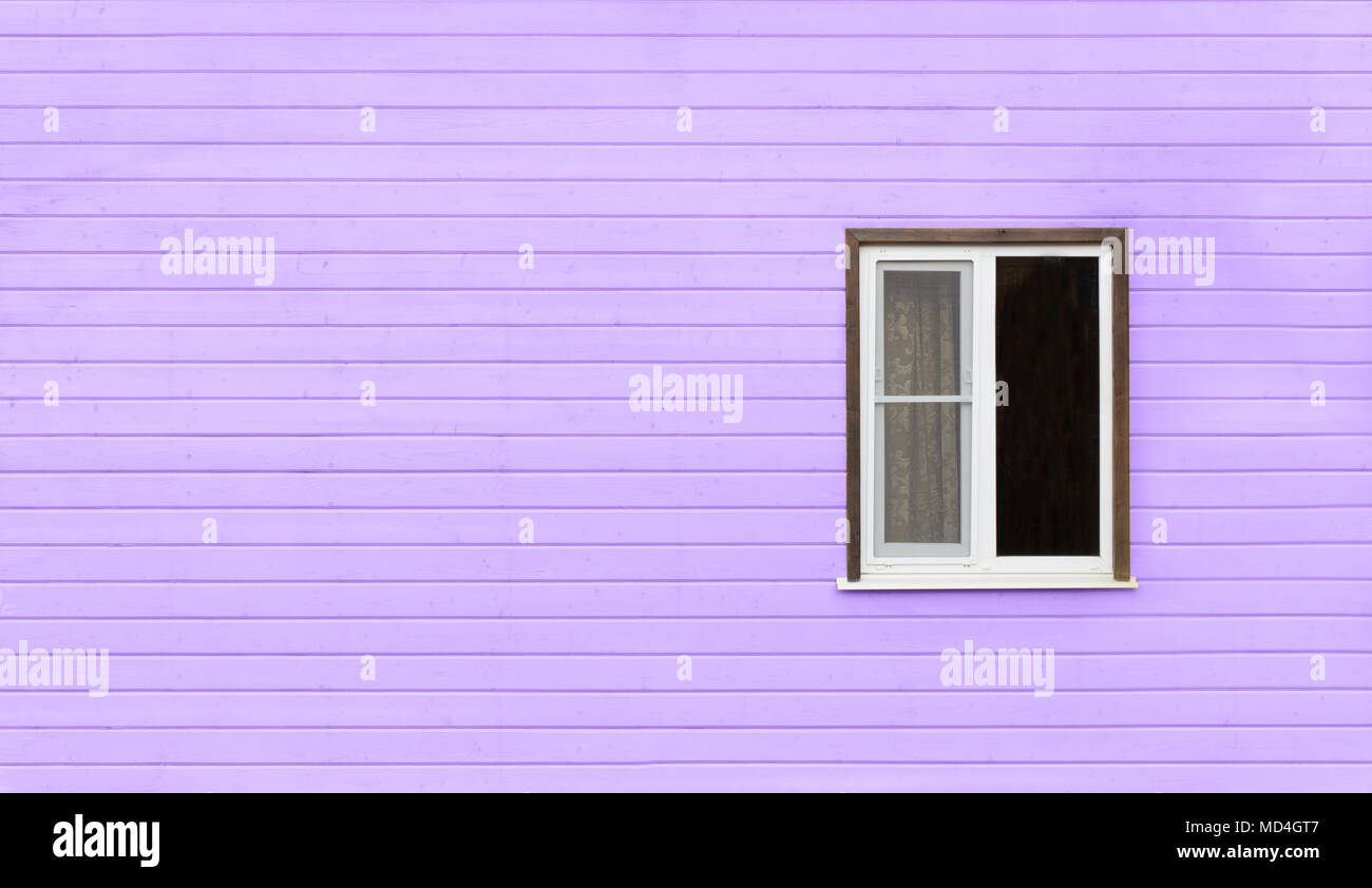 Una finestra di rustico su ultra violet parete in legno. Pattern. Foto Stock