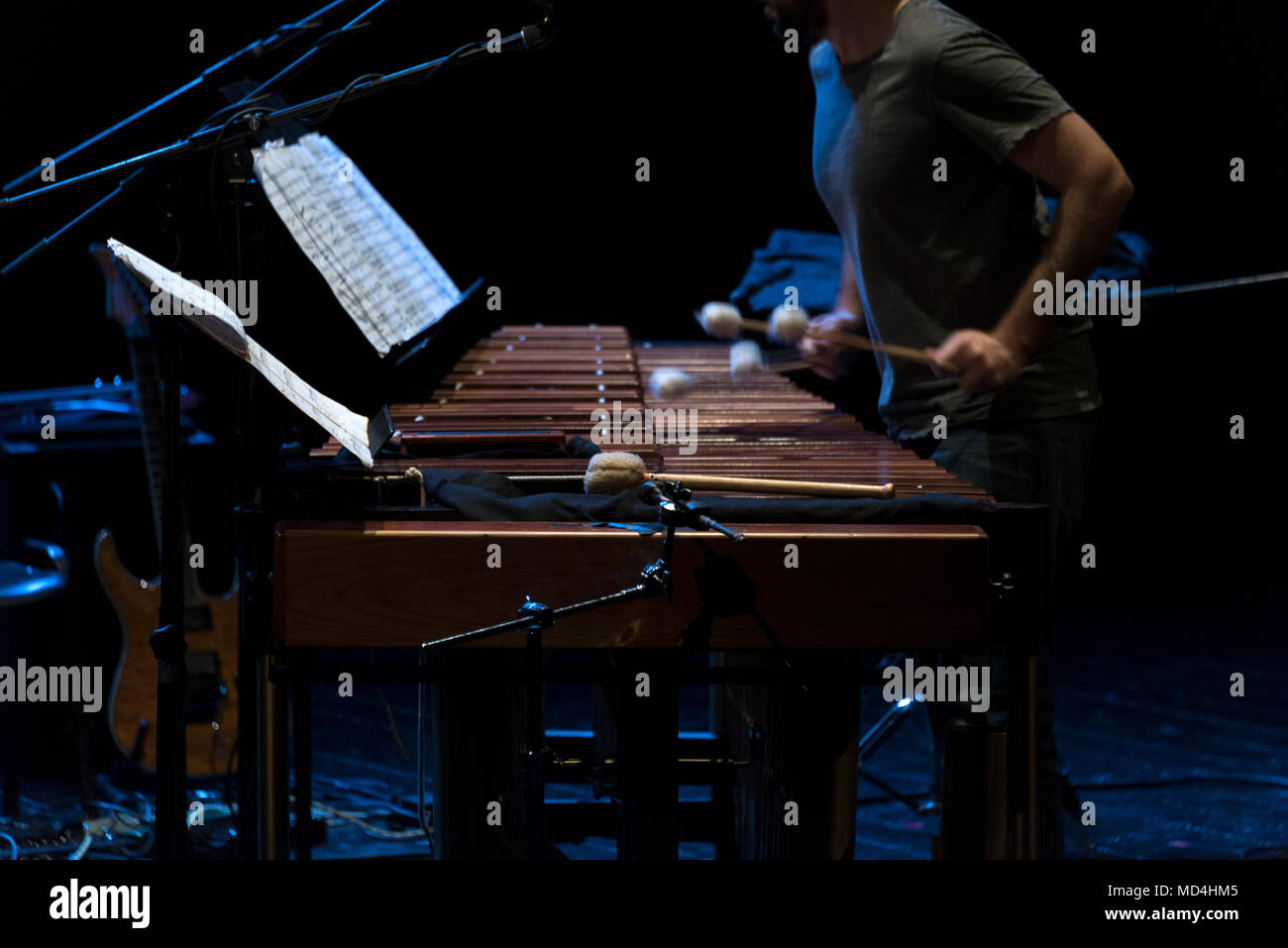 Il percussionista sul palcoscenico teatrale durante reharsals Foto Stock