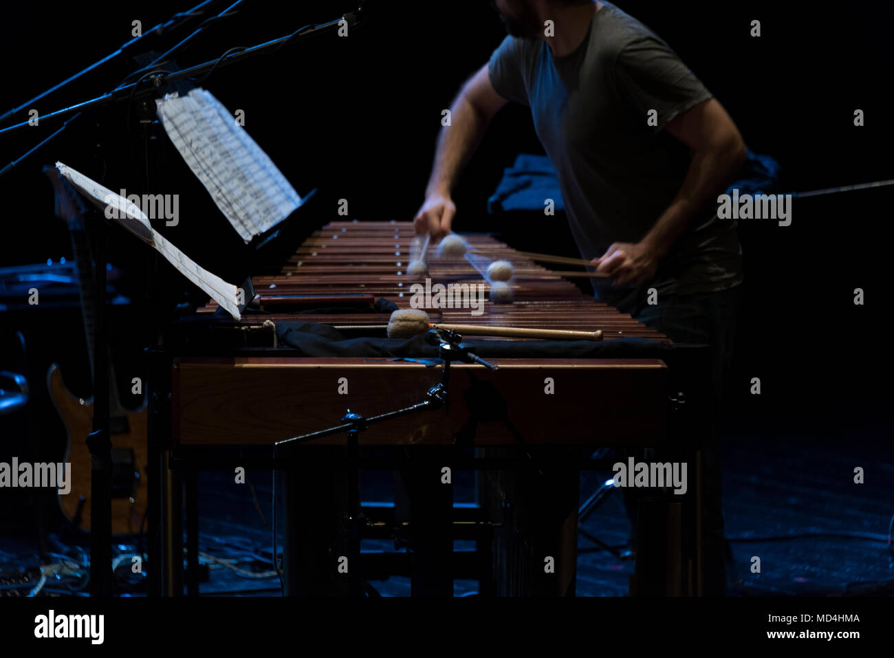 Il percussionista sul palcoscenico teatrale durante reharsals Foto Stock