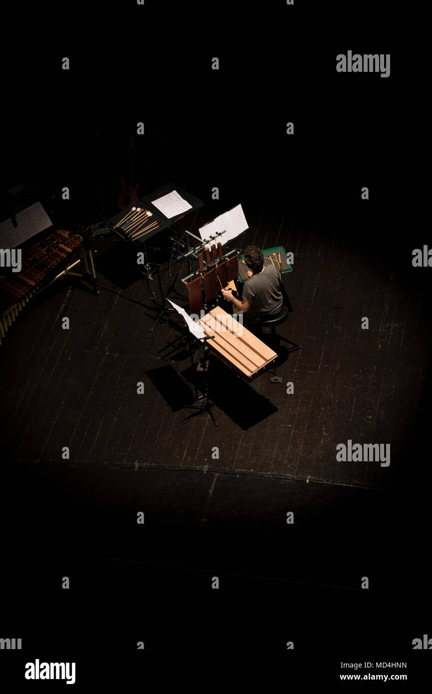 Il percussionista sul palcoscenico teatrale durante reharsals Foto Stock