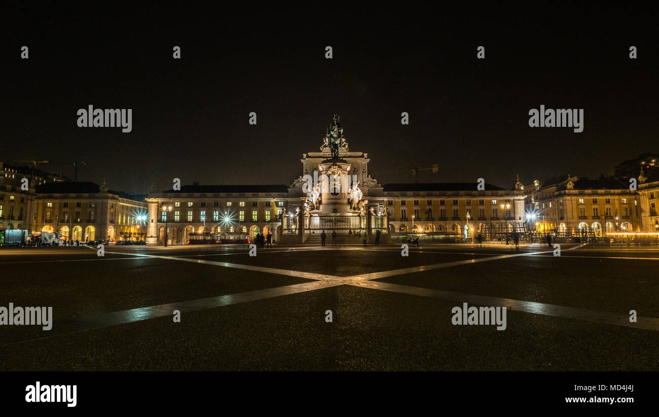 Foto scattata di notte con Olympus EM1 MK2 fotocamera. Si tratta di una lunga esposizione foto di Praça do Comercio di Lisbona. Foto Stock