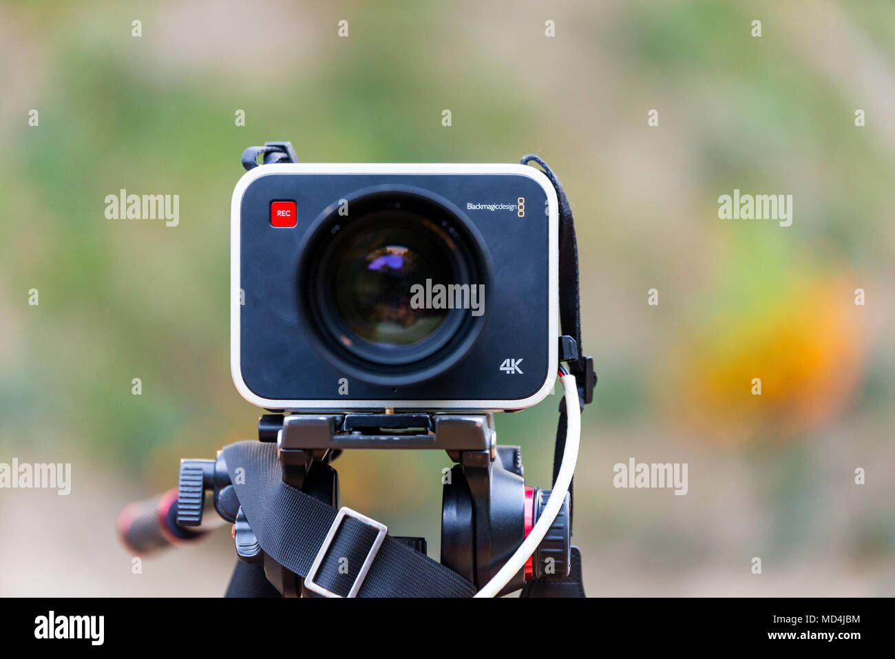 KATHMANDU, NEPAL - circa ottobre 2016: Un Blackmagic Progettazione Produzione fotocamera 4K su un treppiede. Blackmagic Design è un australiano il cinema digitale azienda Foto Stock