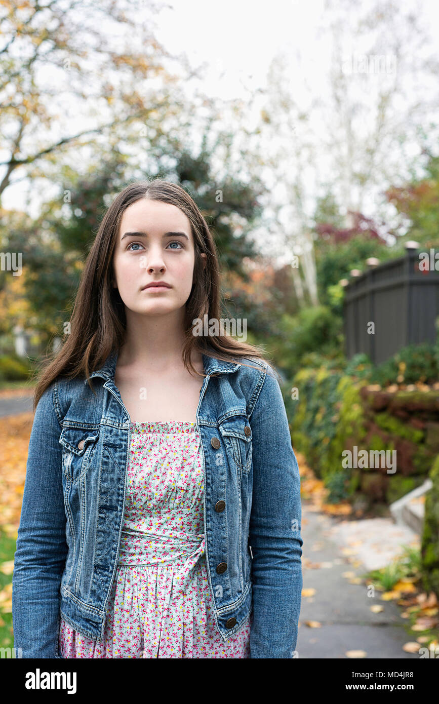 Una ragazza adolescente (13 anni) guardando con preoccupazione. Foto Stock