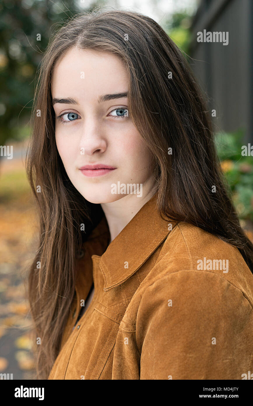 Un ritratto di una ragazza adolescente. (13 anni). Foto Stock