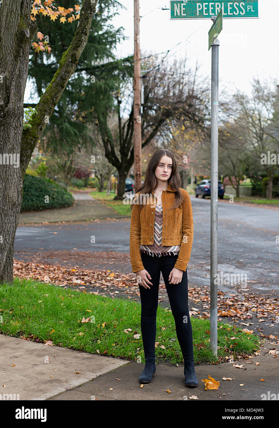 Una ragazza adolescente (13 anni) con un fustellato, espressione annoiata. Foto Stock