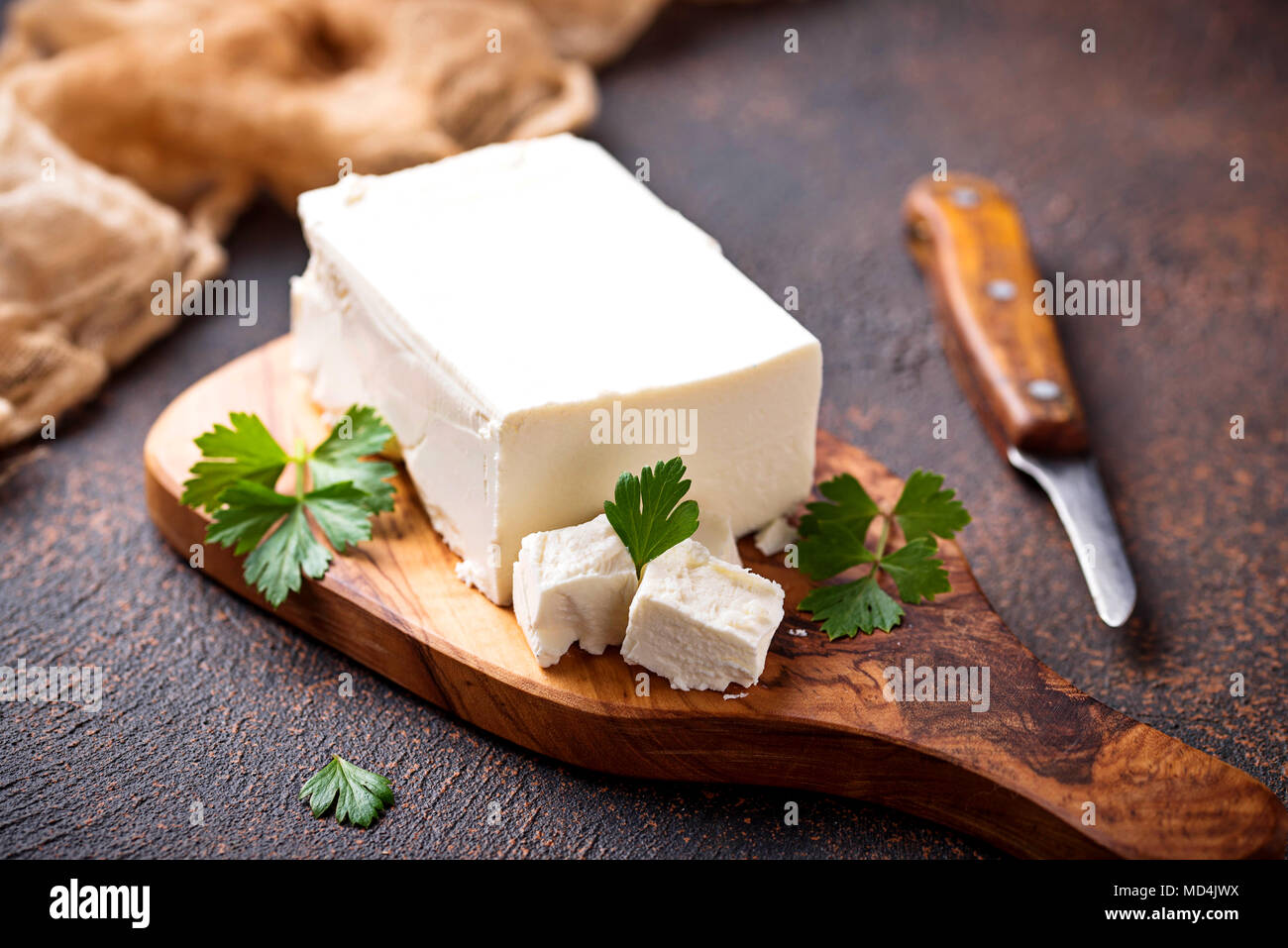 Il formaggio Feta su sfondo arrugginito Foto Stock