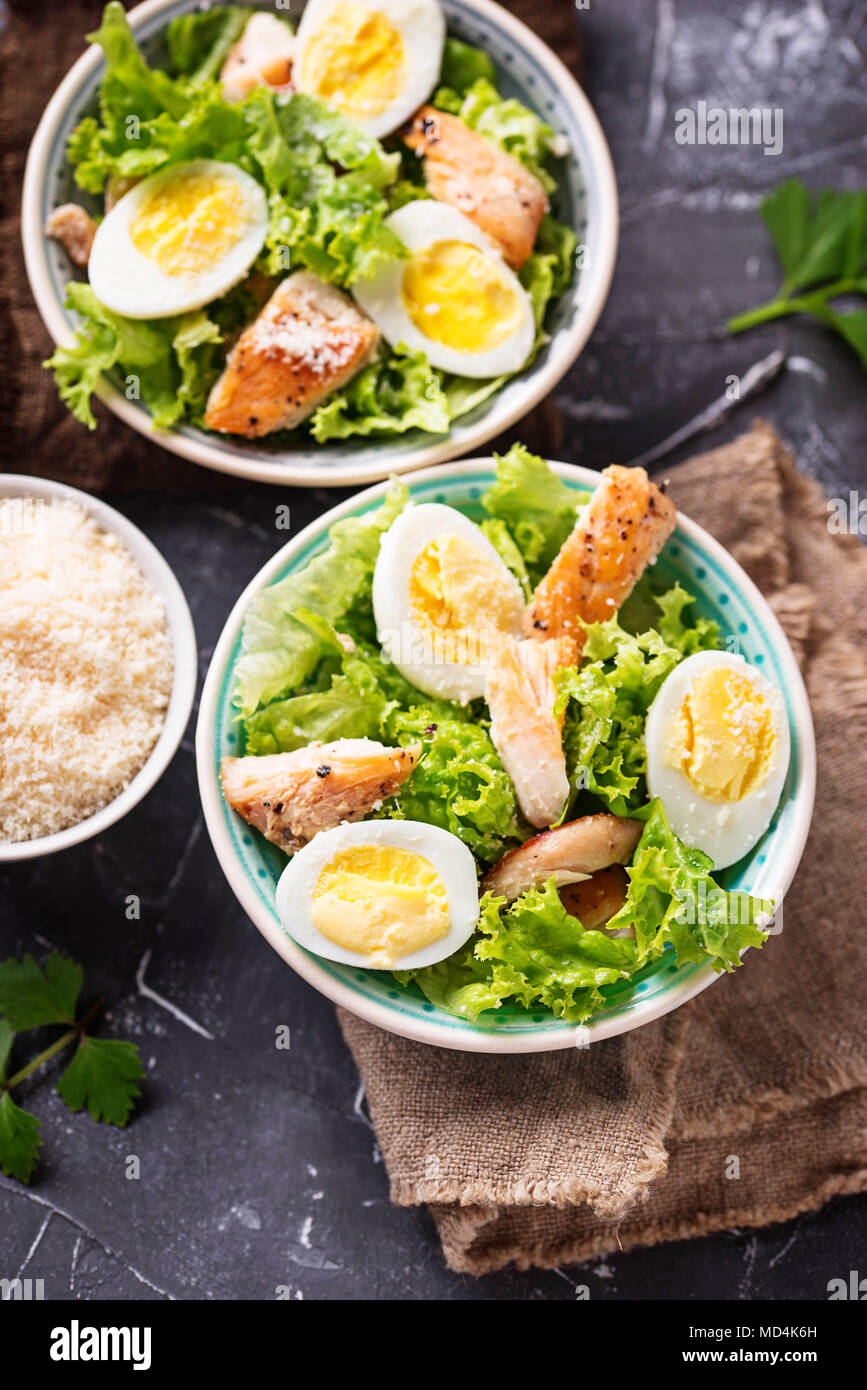 La Caesar salad con uova di pollo e parmigiano Foto Stock