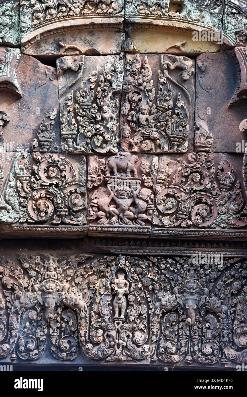 Il Banteay Srei temple close-up di carving, situato nella zona di Angkor in Cambogia Foto Stock