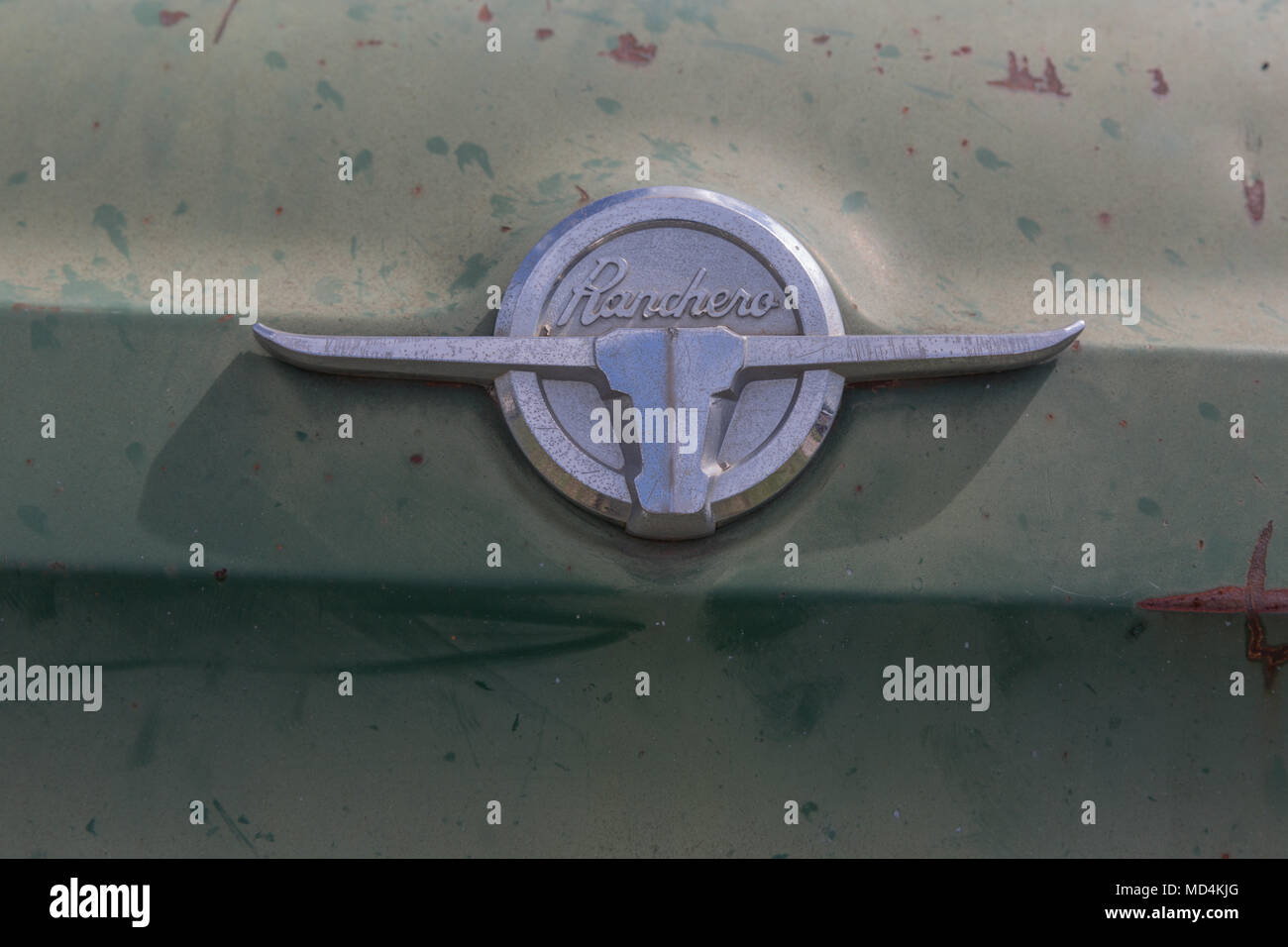 Ford Ranchero logo sulla vecchia carta in CTC Auto Ranch in Denton Texas Foto Stock